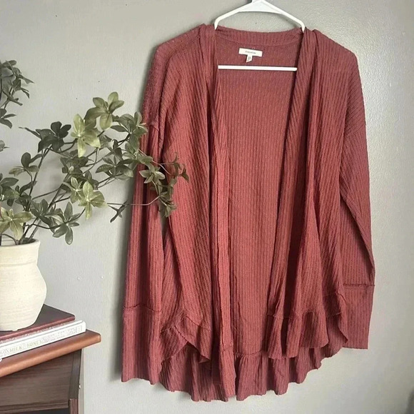 Maurices Women’s Solid Ruffle Hem Open Front Cardigan - Picture 3 of 7